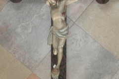 Jesusstatue mit kaputtem Arm und Bein