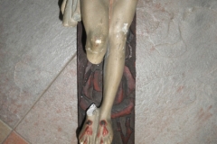 Jesusstatue mit kaputtem  Bein